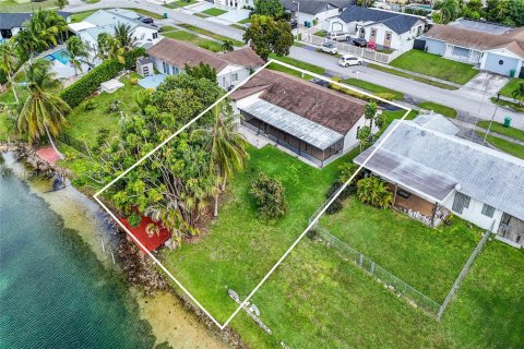 Casa en venta en Miami, Florida, 3 dormitorios, 164.25 m2 № 1968690 - foto 18