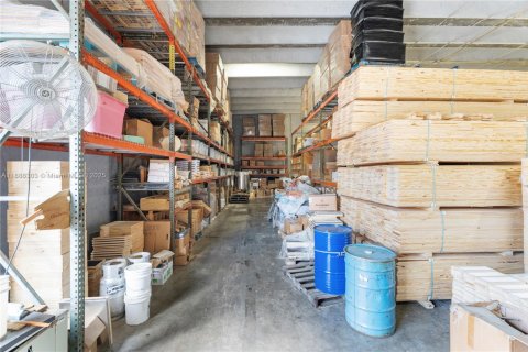 Propiedad comercial en venta en Miami, Florida № 1941211 - foto 6