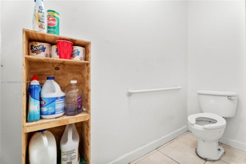Propiedad comercial en venta en Miami, Florida № 1941211 - foto 5