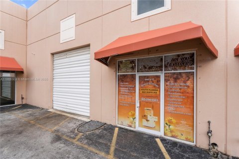 Propiedad comercial en venta en Miami, Florida № 1941211 - foto 11