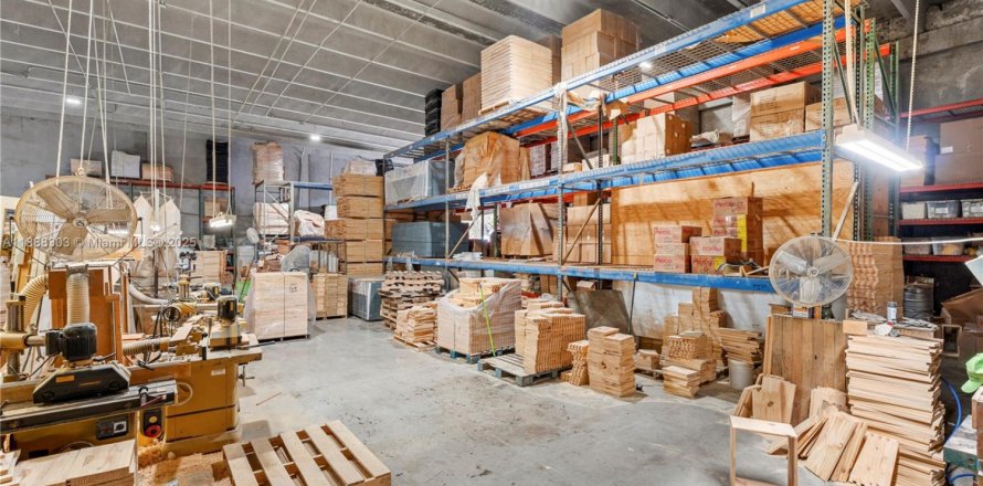 Propiedad comercial en Miami, Florida № 1941211