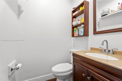 Propiedad comercial en venta en Miami, Florida № 1941211 - foto 9