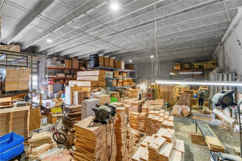 Propiedad comercial en venta en Miami, Florida № 1941211 - foto 3