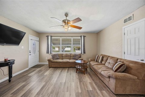 House in Port Charlotte, Florida 2 bedrooms, 88.44 sq.m. № 2212896 - photo 9