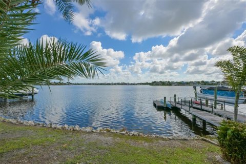 House in Apollo Beach, Florida 4 bedrooms, 302.49 sq.m. № 2228054 - photo 3