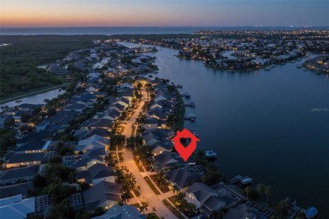 House in Apollo Beach, Florida 4 bedrooms, 302.49 sq.m. № 2228054 - photo 2