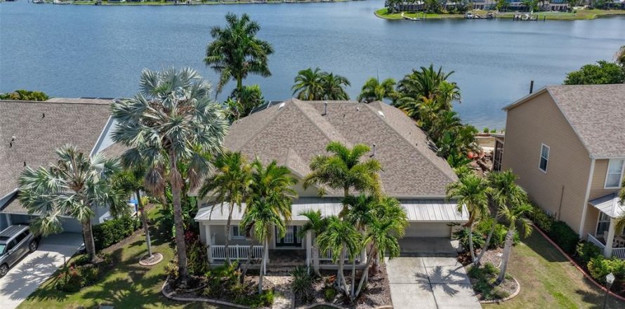 House in Apollo Beach, Florida 4 bedrooms, 302.49 sq.m. № 2228054