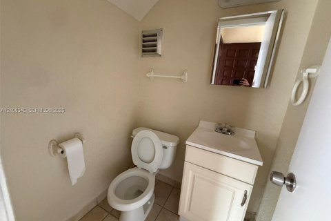 Touwnhouse à louer à Miami, Floride: 3 chambres, 121.98 m2 № 2421406 - photo 18