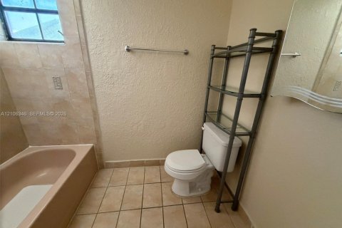 Touwnhouse à louer à Miami, Floride: 3 chambres, 121.98 m2 № 2421406 - photo 5