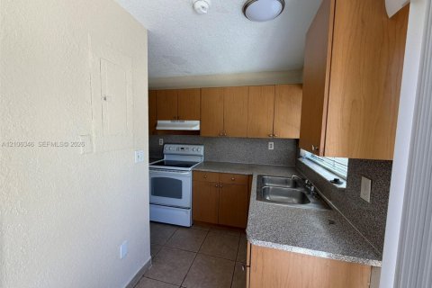 Touwnhouse à louer à Miami, Floride: 3 chambres, 121.98 m2 № 2421406 - photo 16