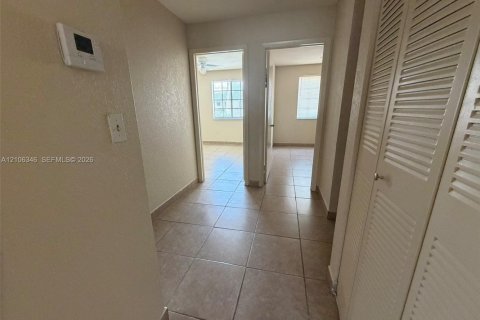 Touwnhouse à louer à Miami, Floride: 3 chambres, 121.98 m2 № 2421406 - photo 12