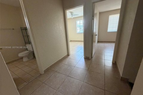 Touwnhouse à louer à Miami, Floride: 3 chambres, 121.98 m2 № 2421406 - photo 13