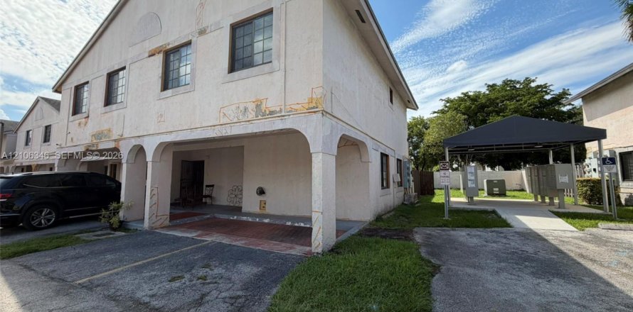Touwnhouse à Miami, Floride 3 chambres, 121.98 m2 № 2421406