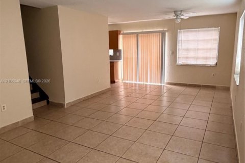 Touwnhouse à louer à Miami, Floride: 3 chambres, 121.98 m2 № 2421406 - photo 2