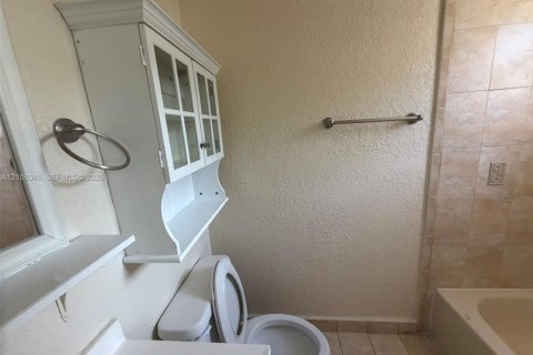 Touwnhouse à louer à Miami, Floride: 3 chambres, 121.98 m2 № 2421406 - photo 11