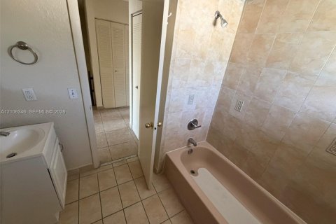 Touwnhouse à louer à Miami, Floride: 3 chambres, 121.98 m2 № 2421406 - photo 6