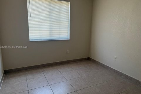 Touwnhouse à louer à Miami, Floride: 3 chambres, 121.98 m2 № 2421406 - photo 4