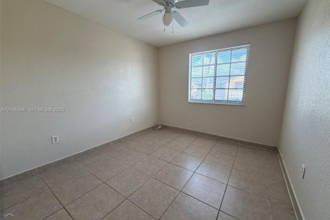 Touwnhouse à louer à Miami, Floride: 3 chambres, 121.98 m2 № 2421406 - photo 3