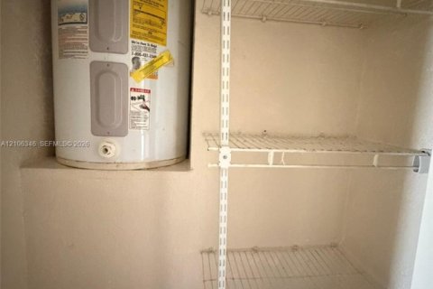 Touwnhouse à louer à Miami, Floride: 3 chambres, 121.98 m2 № 2421406 - photo 14