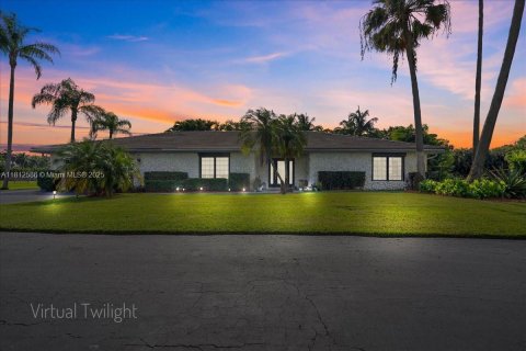 House in Davie, Florida 5 bedrooms, 363.34 sq.m. № 1762913 - photo 3