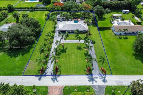 House in Davie, Florida 5 bedrooms, 363.34 sq.m. № 1762913 - photo 2