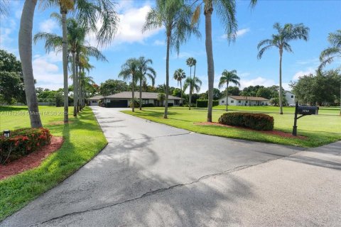 House in Davie, Florida 5 bedrooms, 363.34 sq.m. № 1762913 - photo 4