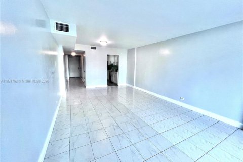 Condo in North Miami Beach, Florida, 1 bedroom  № 2052781 - photo 8