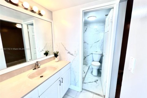 Condo in North Miami Beach, Florida, 1 bedroom  № 2052781 - photo 12