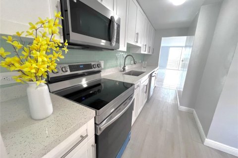 Condo in North Miami Beach, Florida, 1 bedroom  № 2052781