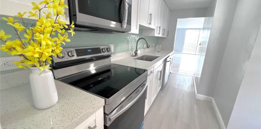 Condo in North Miami Beach, Florida, 1 bedroom  № 2052781