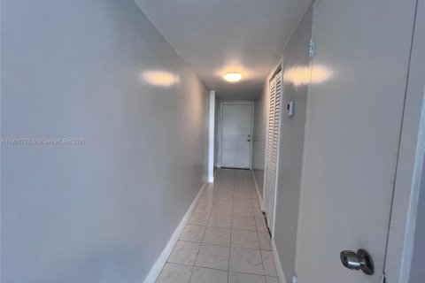 Condo in North Miami Beach, Florida, 1 bedroom  № 2052781 - photo 16