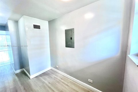 Condo in North Miami Beach, Florida, 1 bedroom  № 2052781 - photo 7