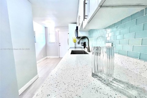 Condo in North Miami Beach, Florida, 1 bedroom  № 2052781 - photo 3