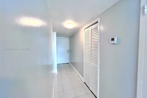 Condo in North Miami Beach, Florida, 1 bedroom  № 2052781 - photo 17
