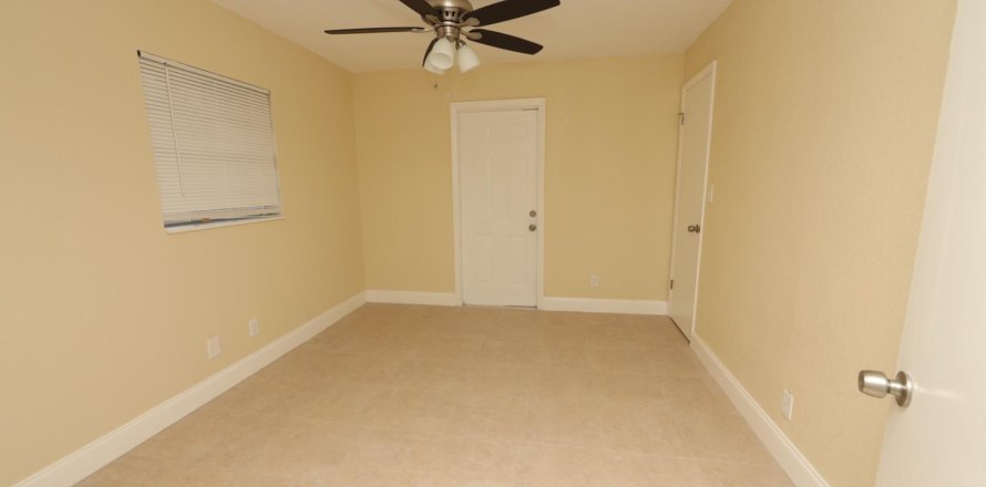Commercial property in Oakland Park, Florida 120.77 sq.m. № 1151521