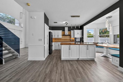 House in Miramar, Florida 4 bedrooms, 232.63 sq.m. № 2191926 - photo 17