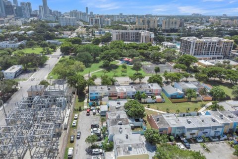 Снять в аренду таунхаус в Майами, Флорида 2 спальни, 124.86м2, № 1947476 - фото 30