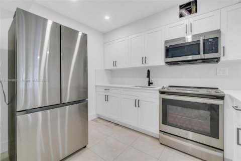 Снять в аренду таунхаус в Майами, Флорида 2 спальни, 124.86м2, № 1947476 - фото 2