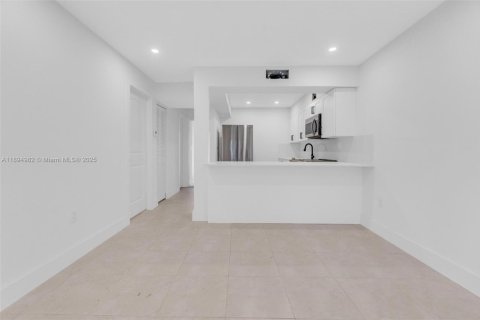 Снять в аренду таунхаус в Майами, Флорида 2 спальни, 124.86м2, № 1947476 - фото 18
