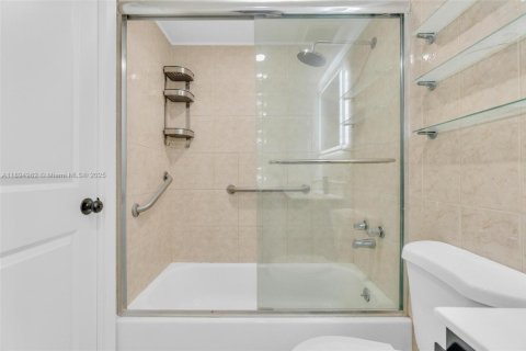 Снять в аренду таунхаус в Майами, Флорида 2 спальни, 124.86м2, № 1947476 - фото 10