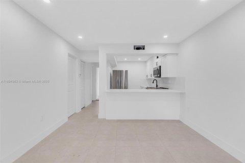Снять в аренду таунхаус в Майами, Флорида 2 спальни, 124.86м2, № 1947476 - фото 21