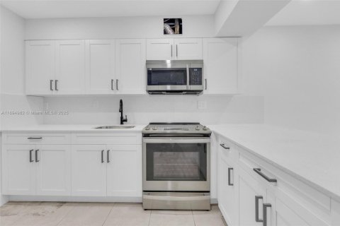 Снять в аренду таунхаус в Майами, Флорида 2 спальни, 124.86м2, № 1947476 - фото 4