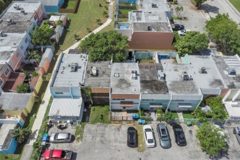 Снять в аренду таунхаус в Майами, Флорида 2 спальни, 124.86м2, № 1947476 - фото 27