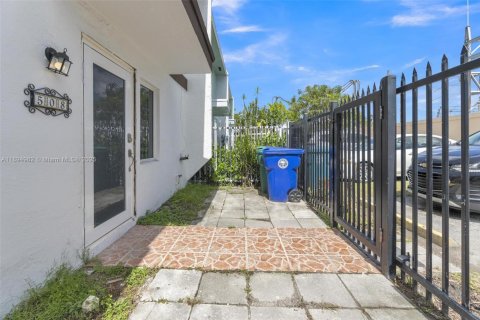 Снять в аренду таунхаус в Майами, Флорида 2 спальни, 124.86м2, № 1947476 - фото 25
