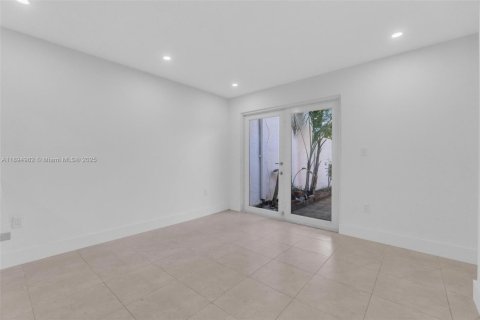 Снять в аренду таунхаус в Майами, Флорида 2 спальни, 124.86м2, № 1947476 - фото 20