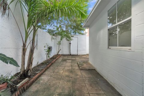 Снять в аренду таунхаус в Майами, Флорида 2 спальни, 124.86м2, № 1947476 - фото 22