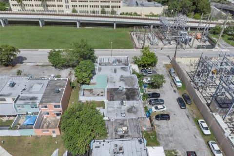 Снять в аренду таунхаус в Майами, Флорида 2 спальни, 124.86м2, № 1947476 - фото 28