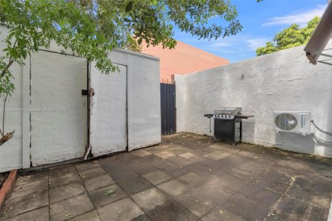 Снять в аренду таунхаус в Майами, Флорида 2 спальни, 124.86м2, № 1947476 - фото 23
