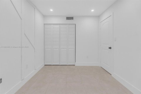 Снять в аренду таунхаус в Майами, Флорида 2 спальни, 124.86м2, № 1947476 - фото 7