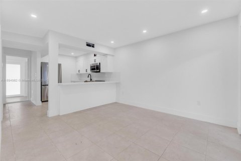 Снять в аренду таунхаус в Майами, Флорида 2 спальни, 124.86м2, № 1947476 - фото 17